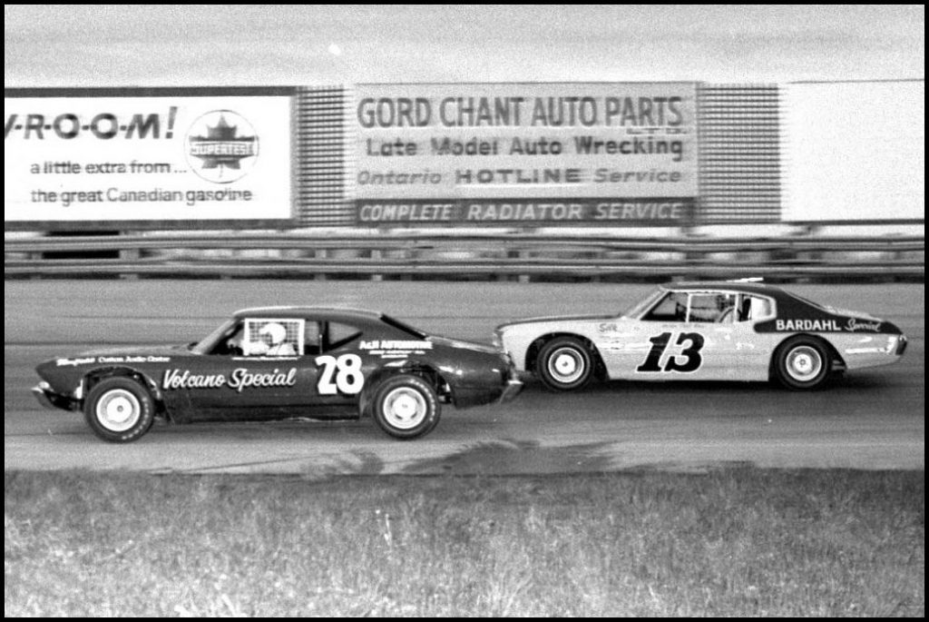 Armond Robinson #28 and Earl Ross #13 at Delaware Speedway in 1971. Courtesy of Brian Norton